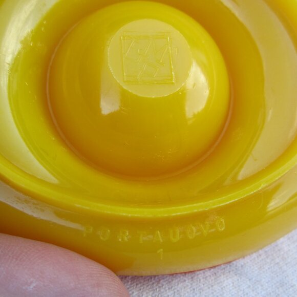 RETRO LOOK EGG CUPS, SET OF 4, YELLOW & RED, PLASTIC DESIGN - Picture 6 of 7
